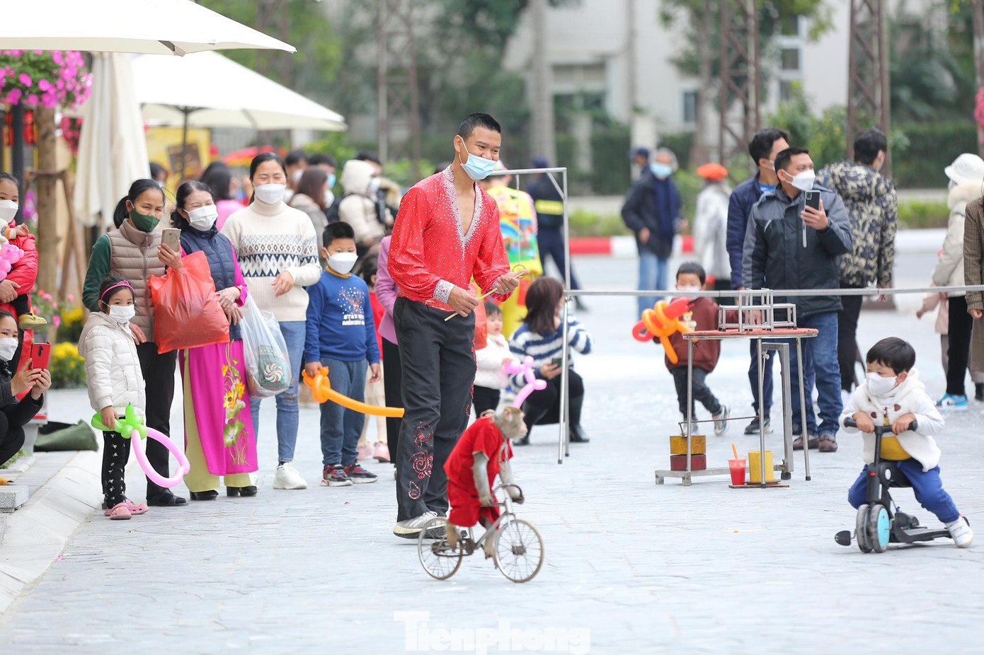 Ngay trên phố đi bộ, màn biểu diễn xiếc lạ mắt của chú khỉ đã thu hút rất đông bạn nhỏ dừng xem.