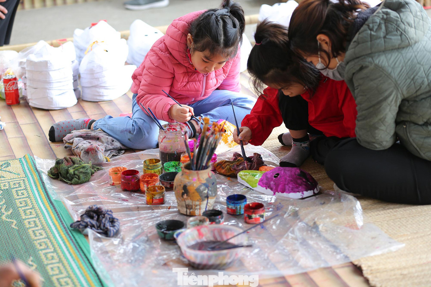 Những du khách nhí thì được tự tay nặn gốm Bát Tràng, tô vẽ các bức tượng, mặt nạ theo sở thích.