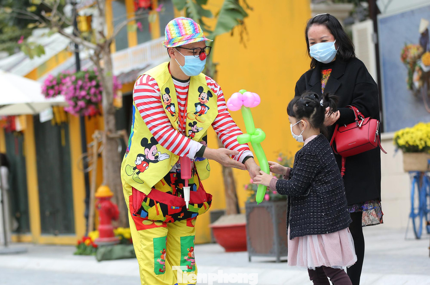 Du khách khi đến du xuân tại đường hoa Home Hanoi Xuan 2022 đã được thưởng thức trọn vẹn không khí xuân thông qua chuỗi hoạt động vui chơi thú vị.