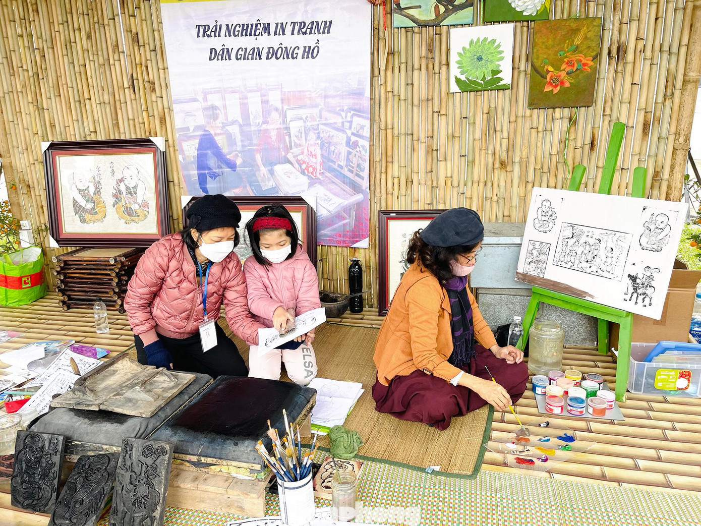 Các bạn nhỏ trải nghiệm in tranh dân gian.