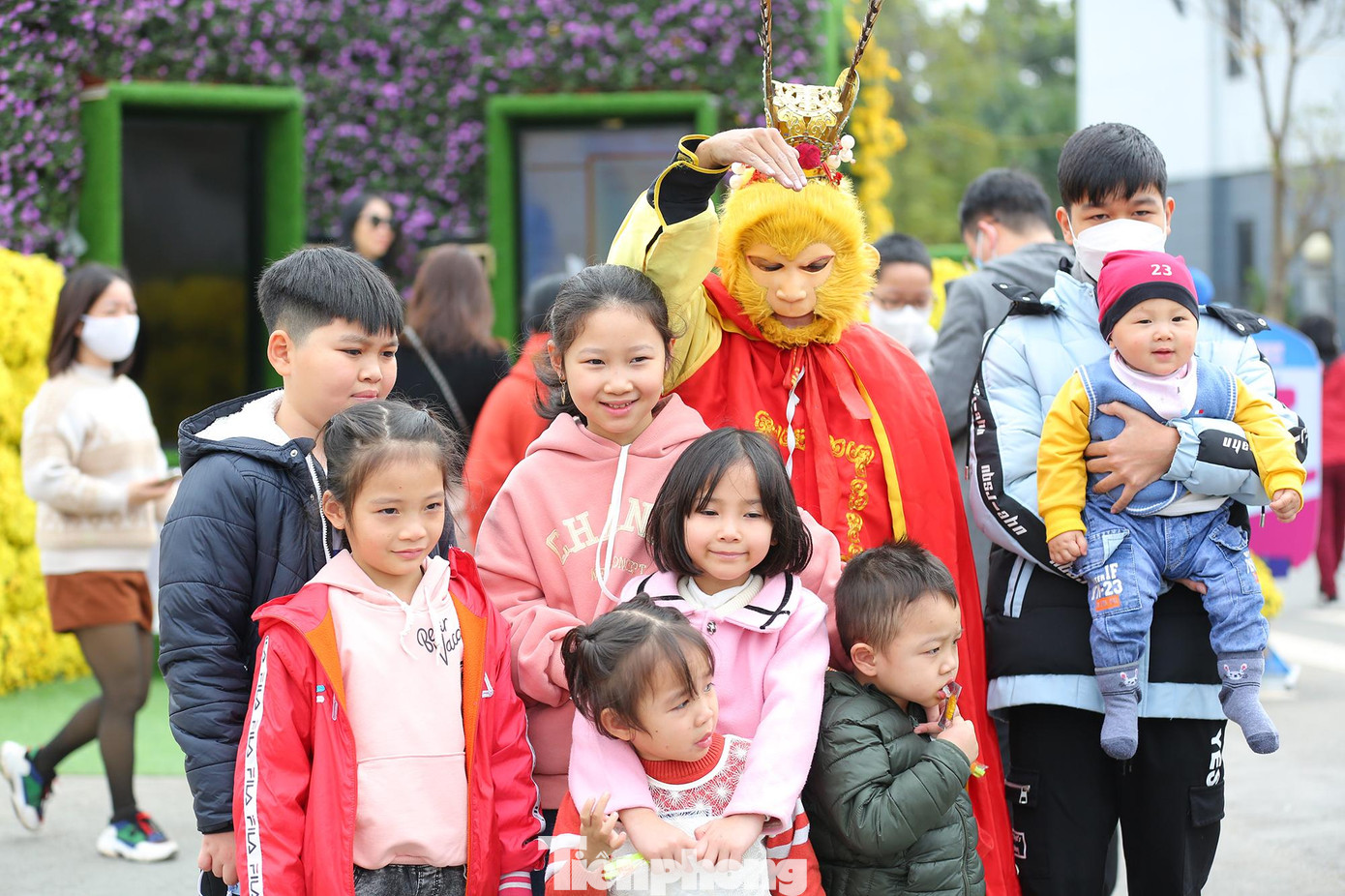 Lần đầu được chụp hình cùng phiên bản &apos;Tôn Ngộ Không&apos; nên bạn nhỏ nào cũng vui vẻ, phấn khởi.