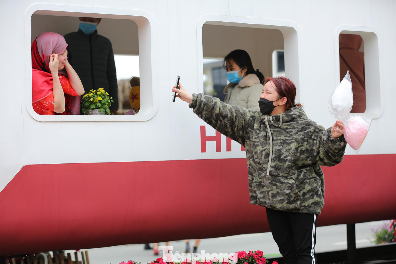 Hình ảnh mô phỏng một chuyến tàu đang chuyển động thu hút rất nhiều các bạn trẻ chụp ảnh check-in.