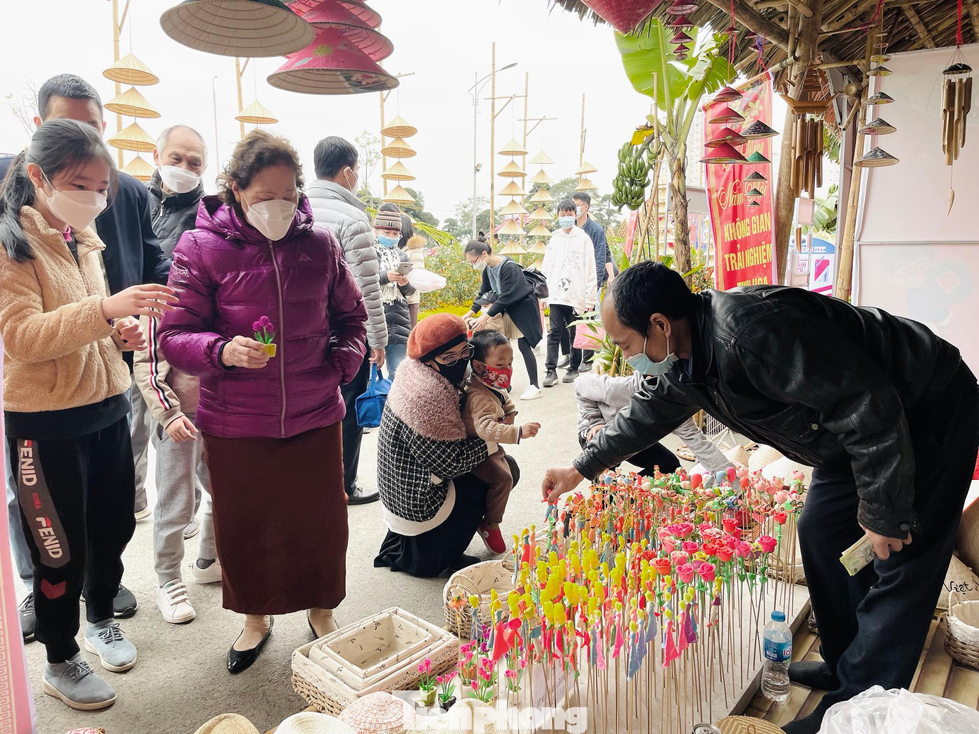 Gian hàng nặn tò he cũng được rất nhiều bạn nhỏ thích thú ngắm xe và mang về làm kỷ niệm.