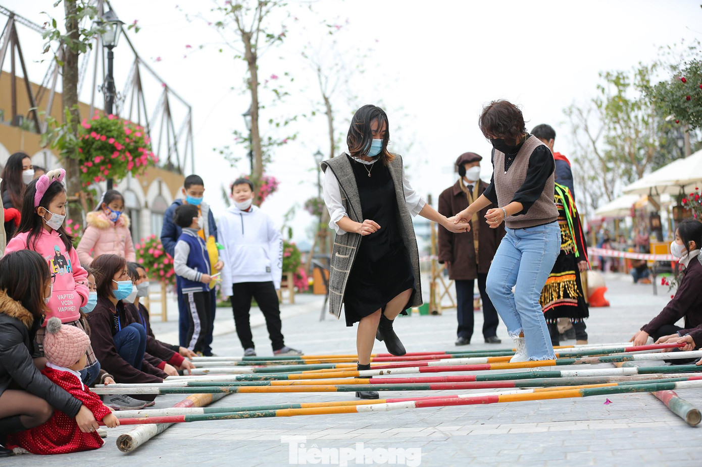 Điệu nhảy sạp truyền thống cũng níu giữ chân rất nhiều các gia đình trẻ.