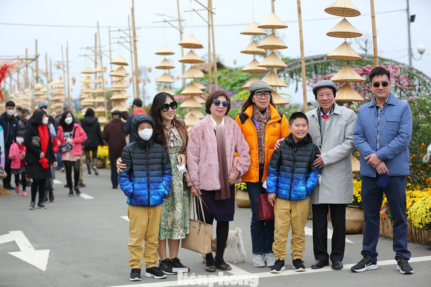 Các gia đình đã có cơ hội cùng nhau đi du xuân, tìm hiểu các loại hoa, thưởng thức ẩm thực đường phố và lưu lại những bức ảnh đẹp đầu xuân.