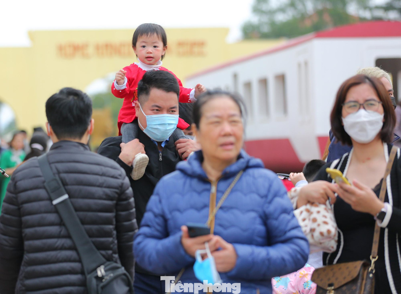 Các bạn nhỏ đều rất hào hứng khi tham gia vui chơi tại những con đường hoa, phố đi bộ.