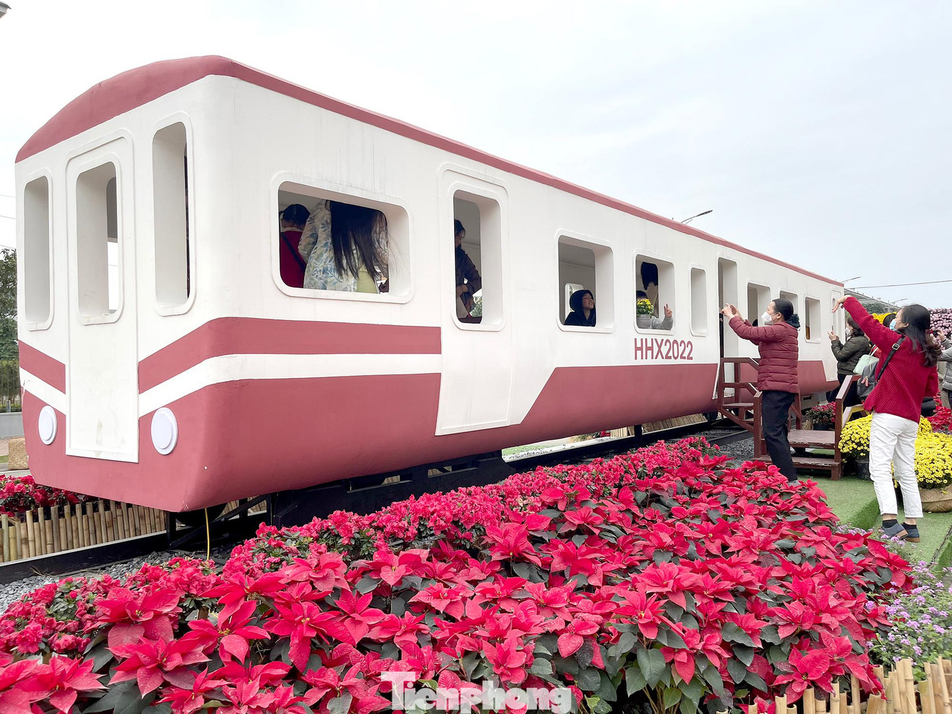 Với 19 tiểu cảnh bố trí khắp đường hoa, cùng hình ảnh mô phỏng một chuyến tàu đang chuyển động, Home Hanoi Xuan 2022 đưa du khách bước vào một không gian xuân đặc sắc và trải nghiệm bản sắc văn hóa sáng tạo của Hà Nội.