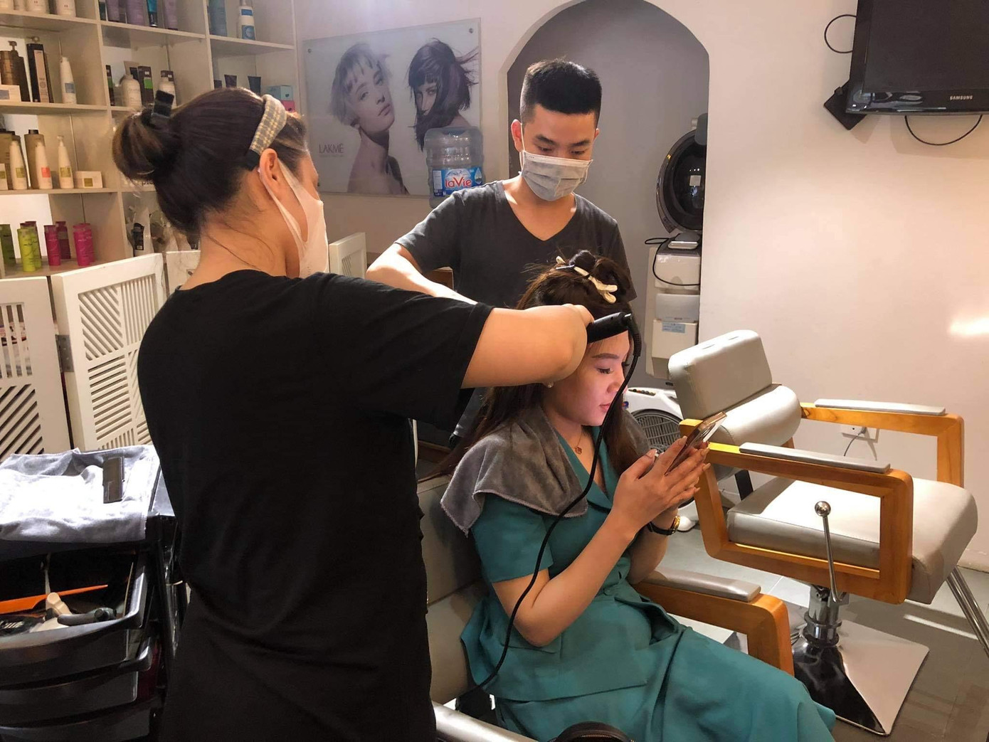 Anh Quốc Huy chủ salon làm đẹp trên phố Thi Sách (quận Hai Bà Trưng) cho biết: "Cửa hàng tổng cộng có hơn 10 nhân viên, ngày thường trung bình mỗi người phục vụ 4 đến 5 khách, nhưng vào những ngày cận Tết này, mỗi nhân viên làm ít nhất cũng trên 10 khách".