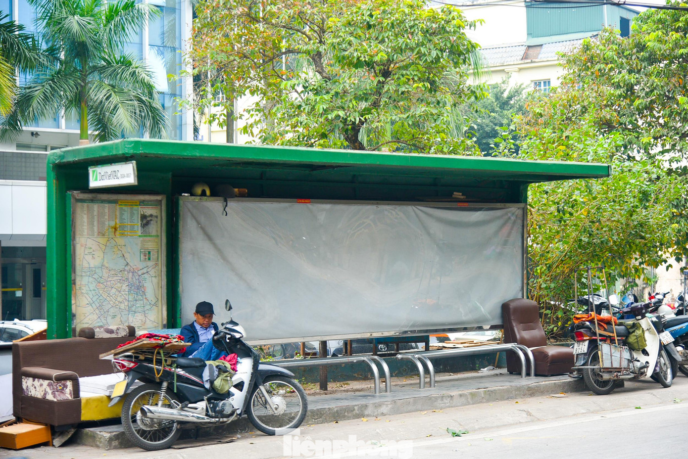 Rác thải như các bộ ghế hỏng vứt ngổn ngang.