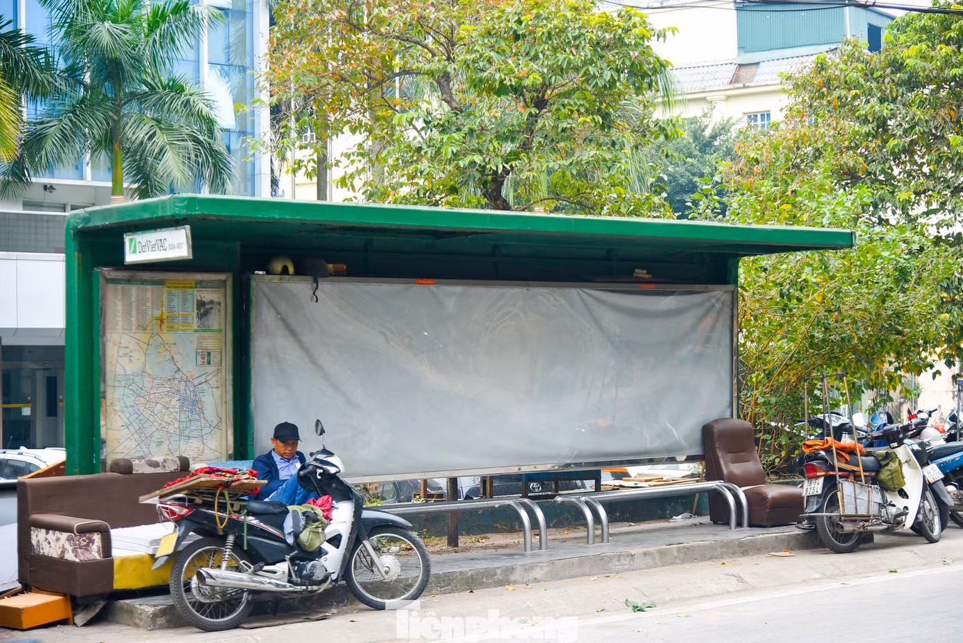 Rác thải như các bộ ghế hỏng vứt ngổn ngang.