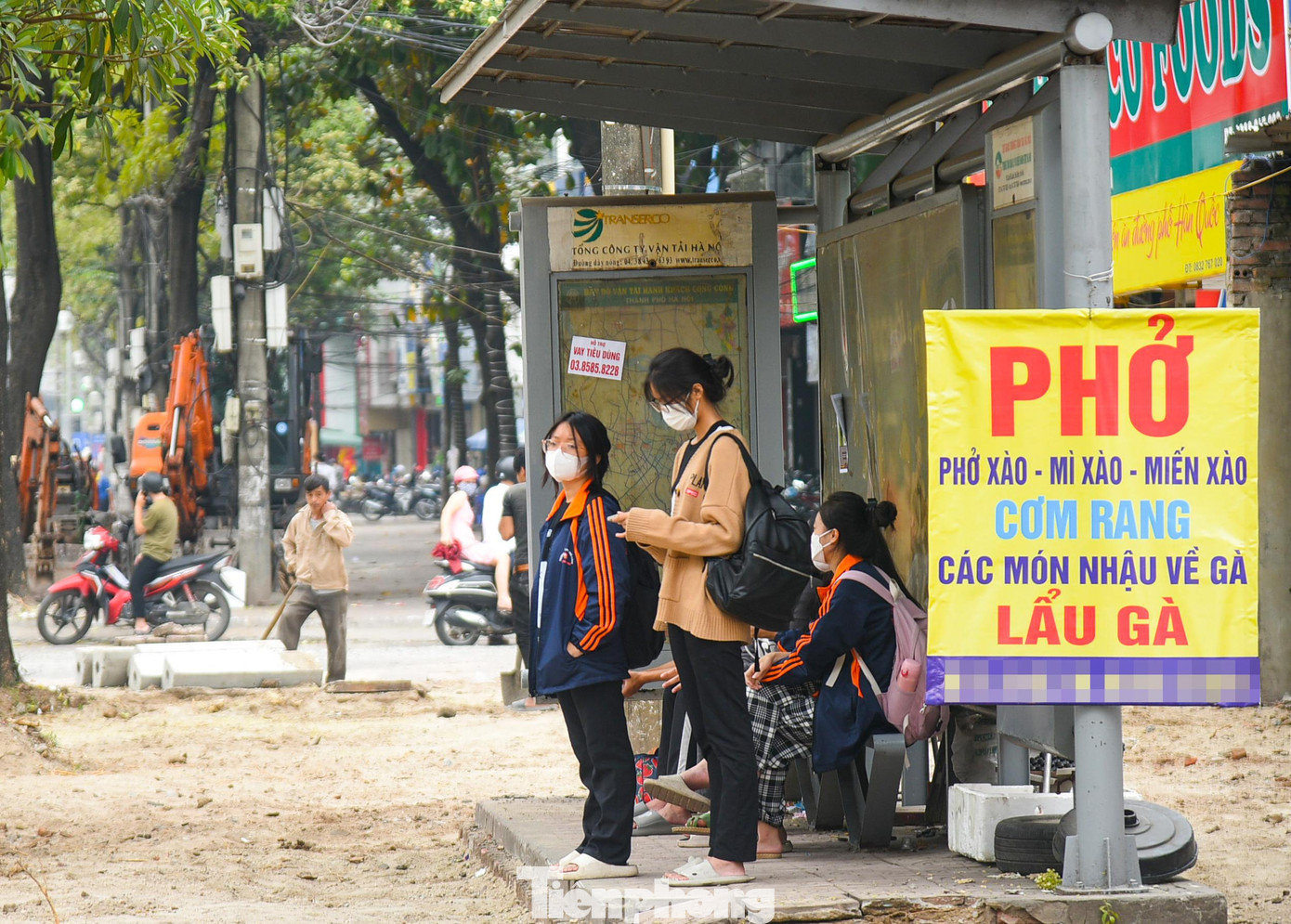 Theo thống kê của Sở GTVT Hà Nội, trên địa bàn thành phố hiện có khoảng hơn 3.700 điểm dừng và gần 400 nhà chờ xe buýt.