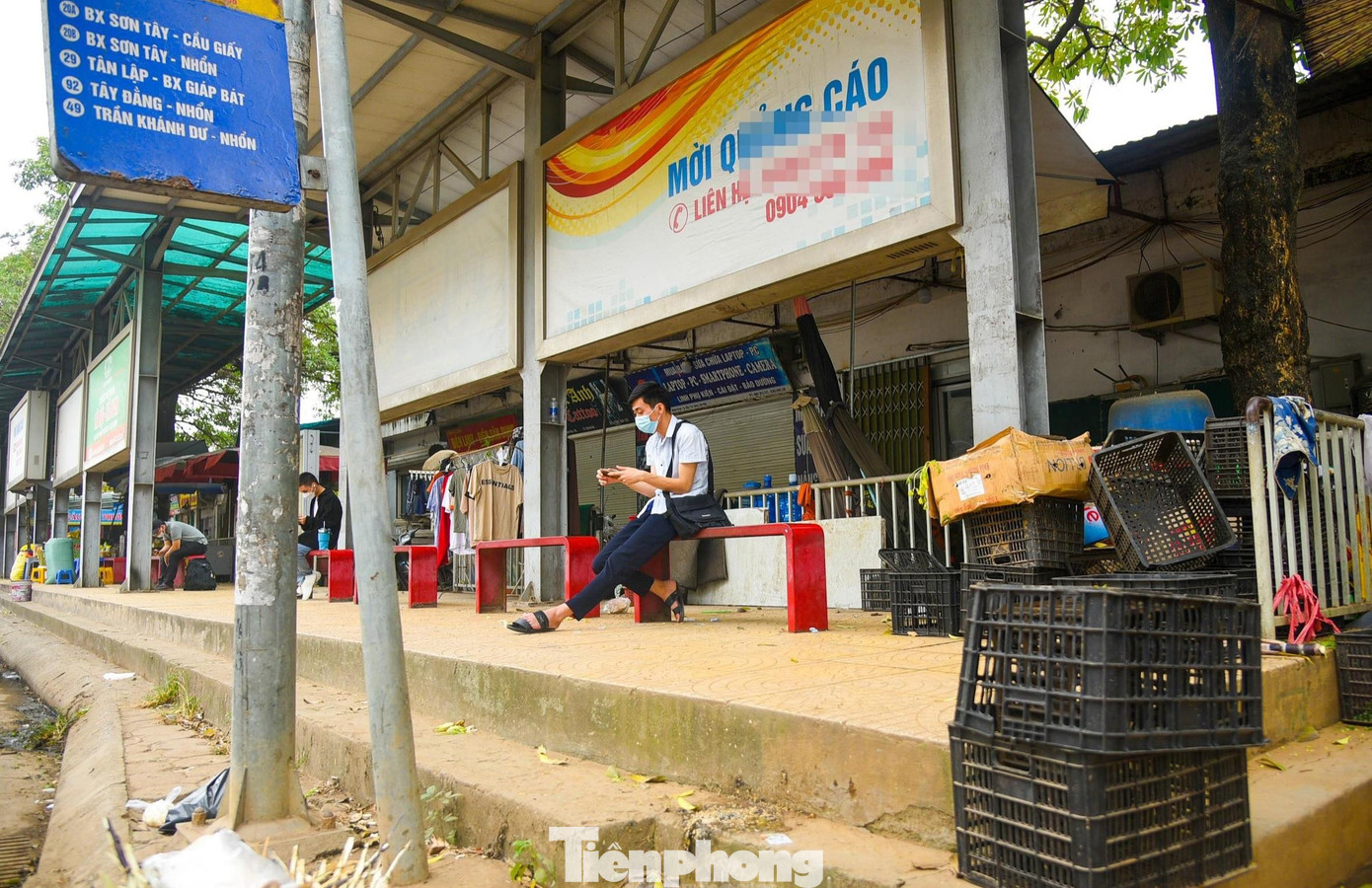 Rất nhiều điểm dừng và nhà chờ xe buýt từ lâu đã nghiễm nhiên bị chiếm dụng trở thành địa điểm bán hàng, dừng đỗ phương tiện trái phép.