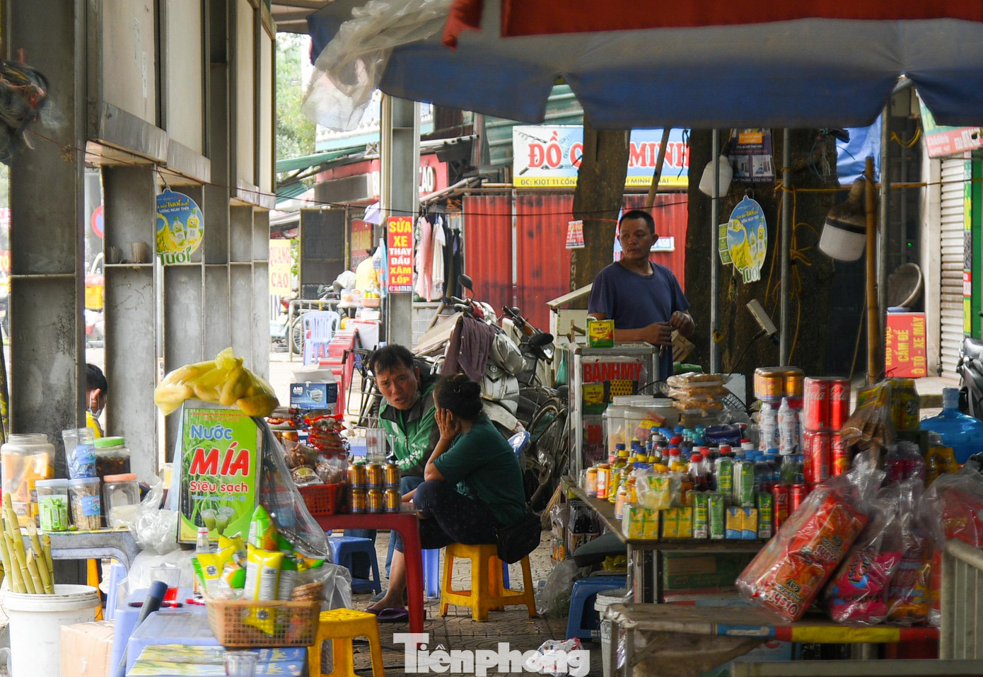 Khu vực ghế ngồi dành cho hành khách chờ đi xe buýt cũng bị chiếm dụng.