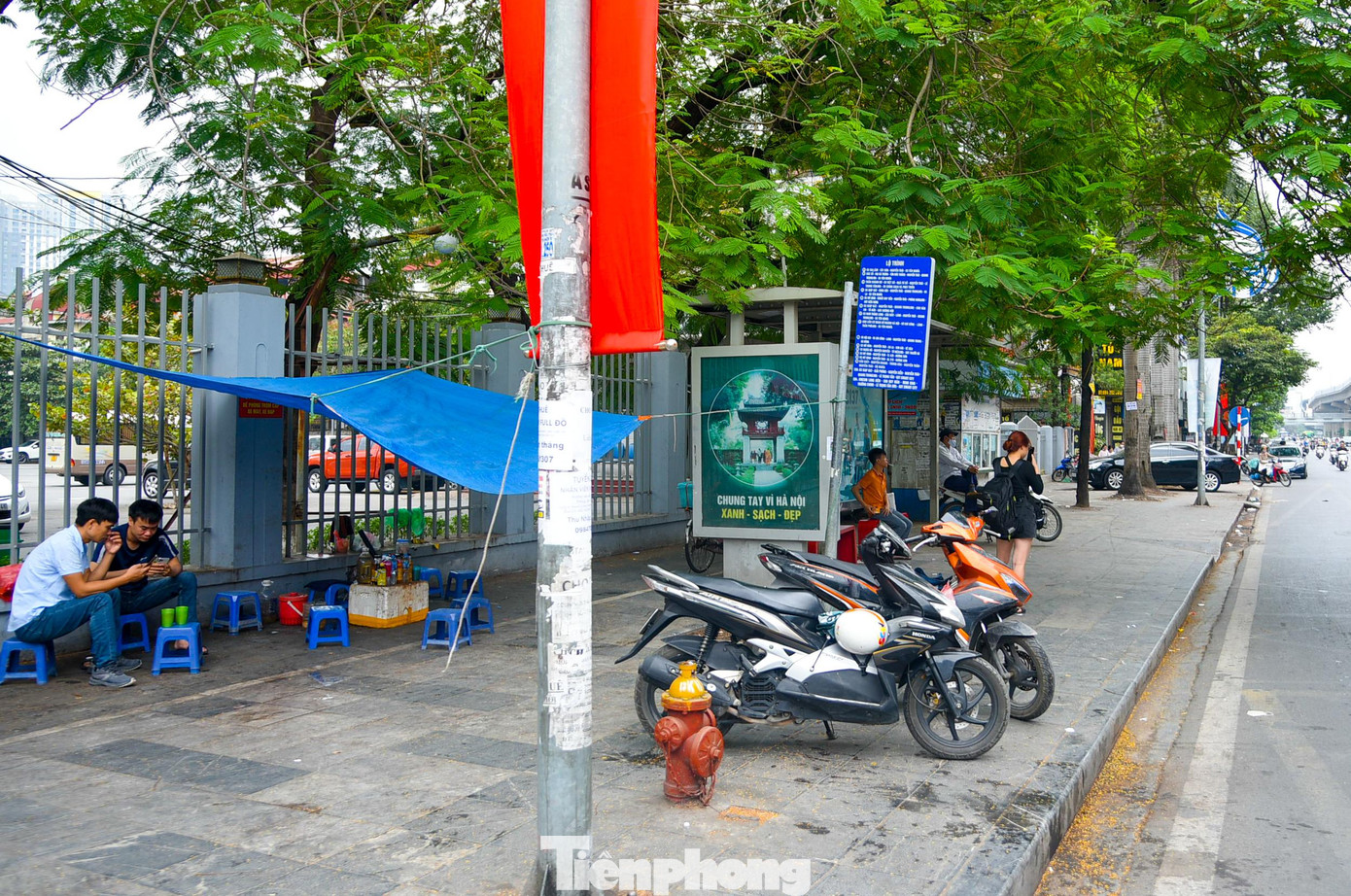 Điểm nhà chờ xe buýt khác trên đường Nguyễn Trãi cũng bị chiếm dụng.