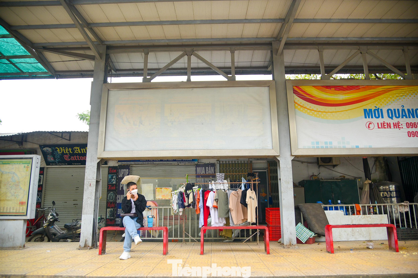 Đồ đạc ngổn ngang vây xung quanh điểm chờ xe buýt, thậm chí 1 số hộ dân còn biến khu vực này thành nơi phơi quần áo, gây mất mỹ quan đô thị