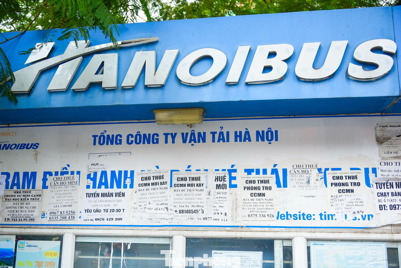 Khu vực nhà chờ điều hành, tờ rơi quảng cáo cũng dán chi chít, nhằng nhịt.