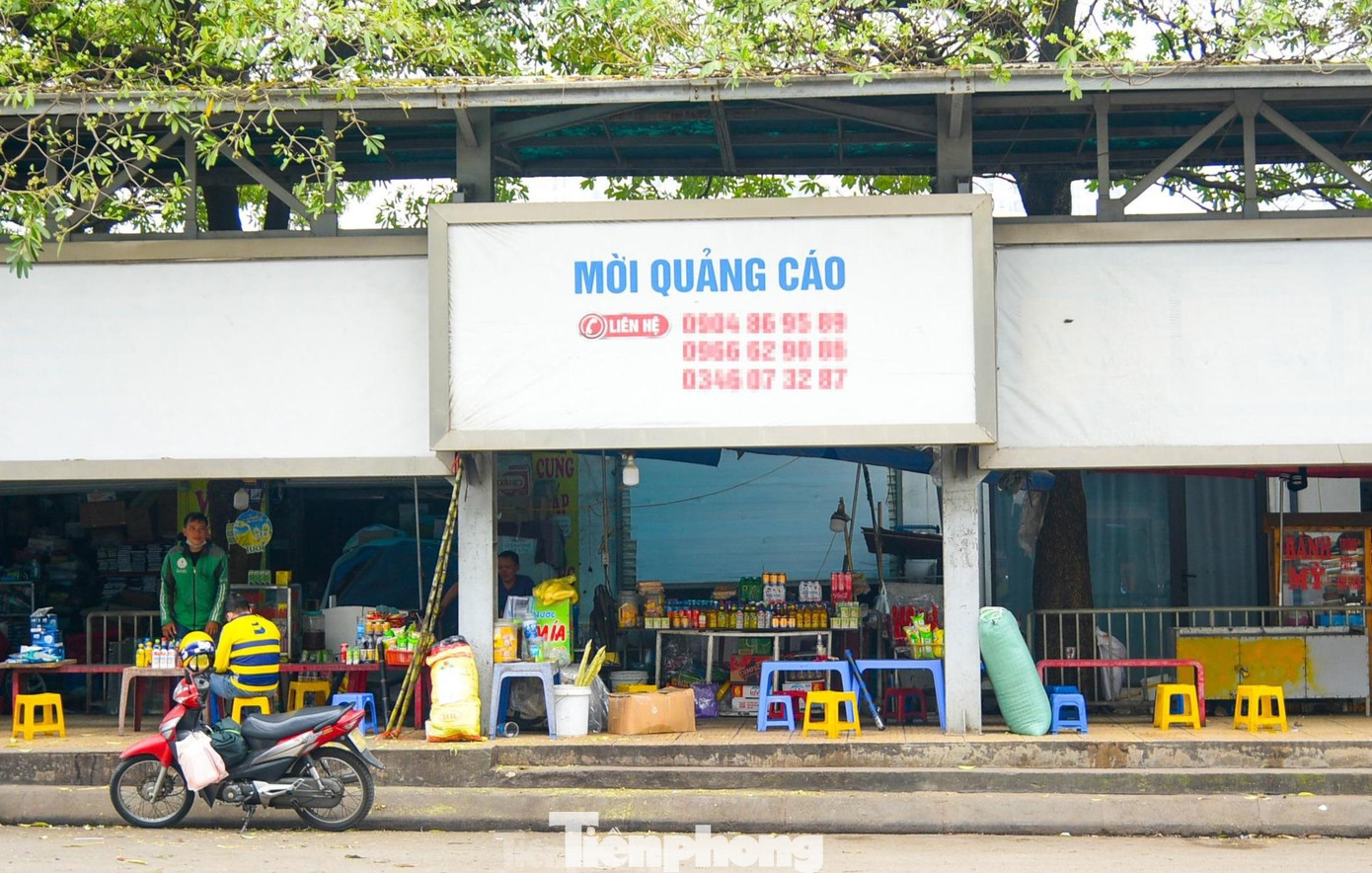 Tại khu vực cổng Đại học Công nghiệp, khu vực phía sau điểm trung chuyển xe buýt thành điểm bán trà đá.