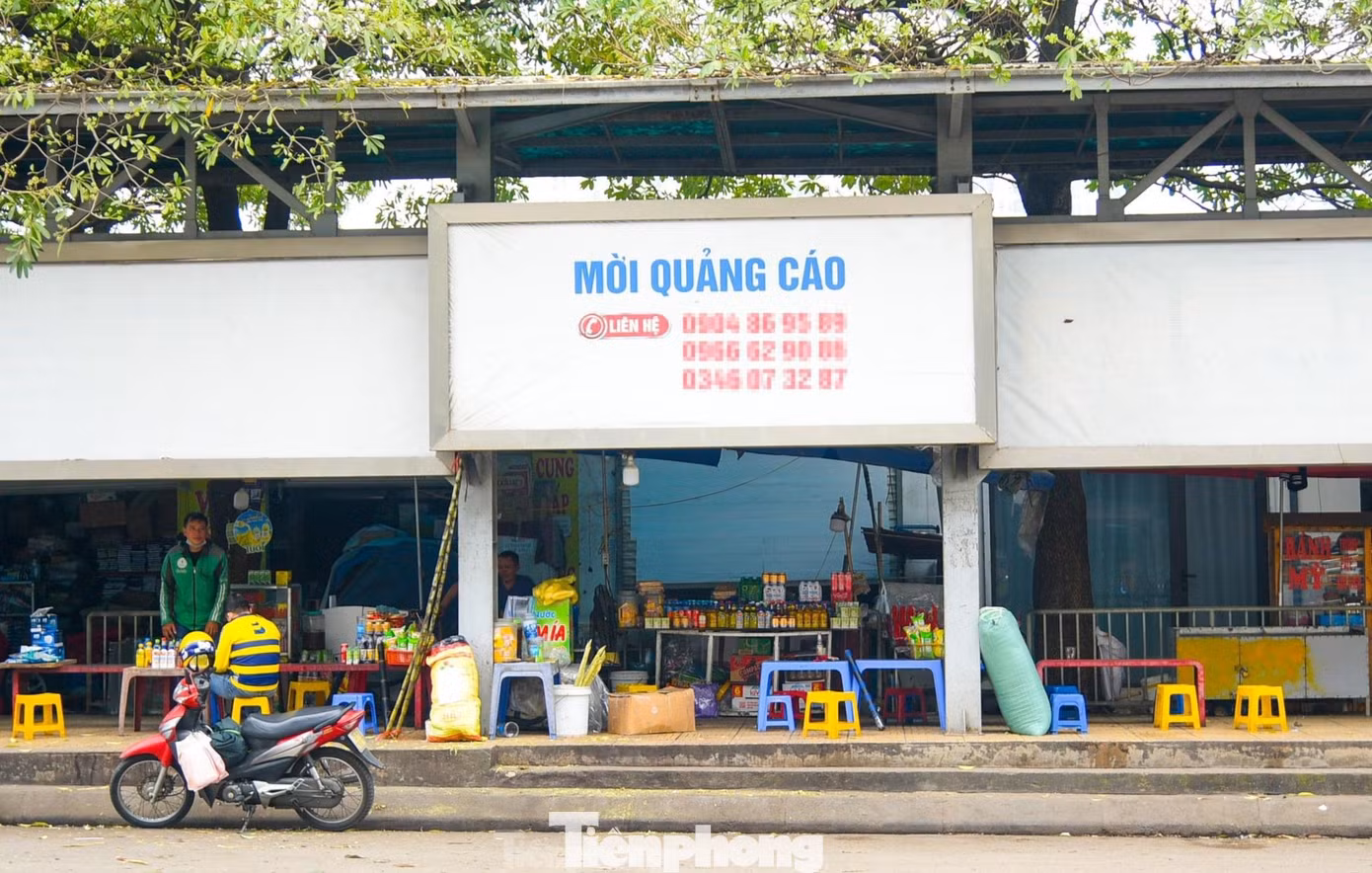 Tại khu vực cổng Đại học Công nghiệp, khu vực phía sau điểm trung chuyển xe buýt thành điểm bán trà đá.