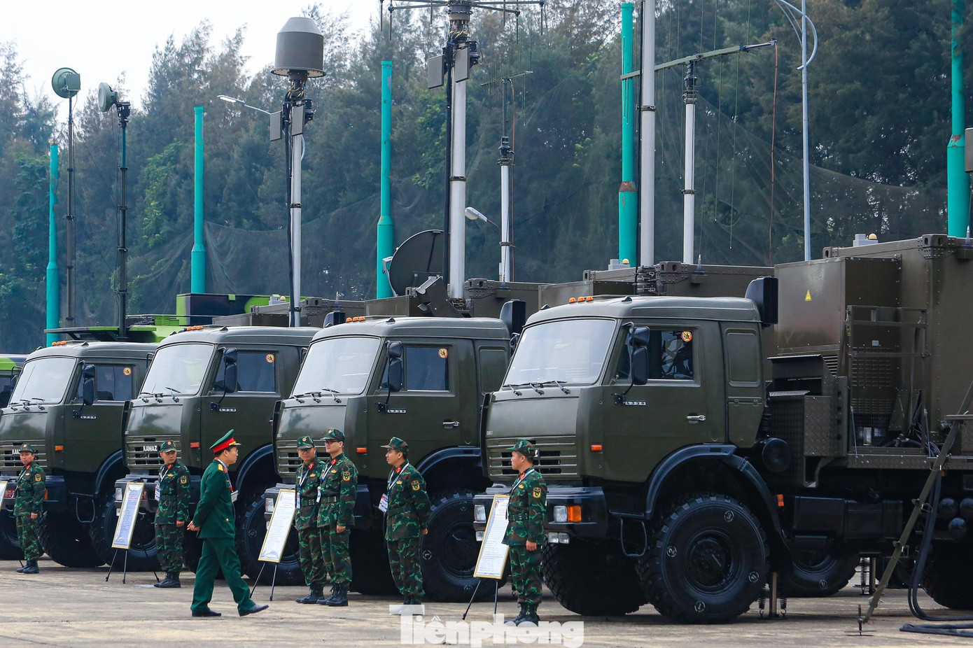 Xuất hiện trong khuôn viên triển lãm là VRS-2DM - radar cảnh giới các mục tiêu bay thấp và rất thấp. Đây là một trong nhiều sản phẩm quốc phòng được Tập đoàn Công nghiệp - Viễn thông Quân đội Viettel nghiên cứu, thiết kế và sản xuất.