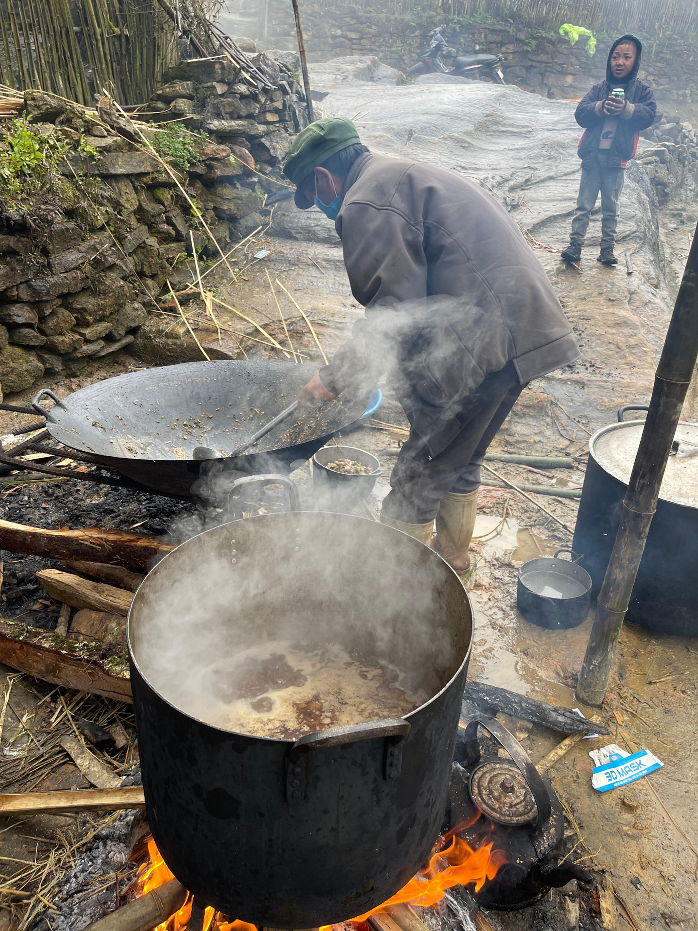 Mặc dù thời tiết lạnh giá nhưng người dân thôn Choản Khèn, xã Y Tý vẫn tranh thủ nấu món ăn truyền thống cho cả gia đình ngoài trời.