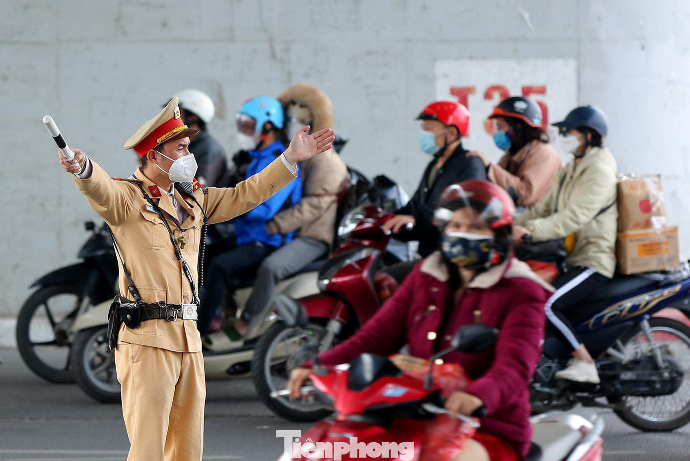 Cán bộ, chiến sĩ CSGT điều tiết giao thông, ứng trực để xử lý các tình huống bất ngờ phát sinh.