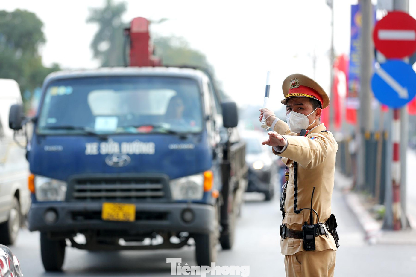 Chỉ huy Đội CSGT số 14, Phòng Cảnh sát giao thông Hà Nội đánh giá, lưu lượng phương tiện trên tuyến ngày làm việc cuối cùng của năm 2021 cao hơn những ngày trước đây.