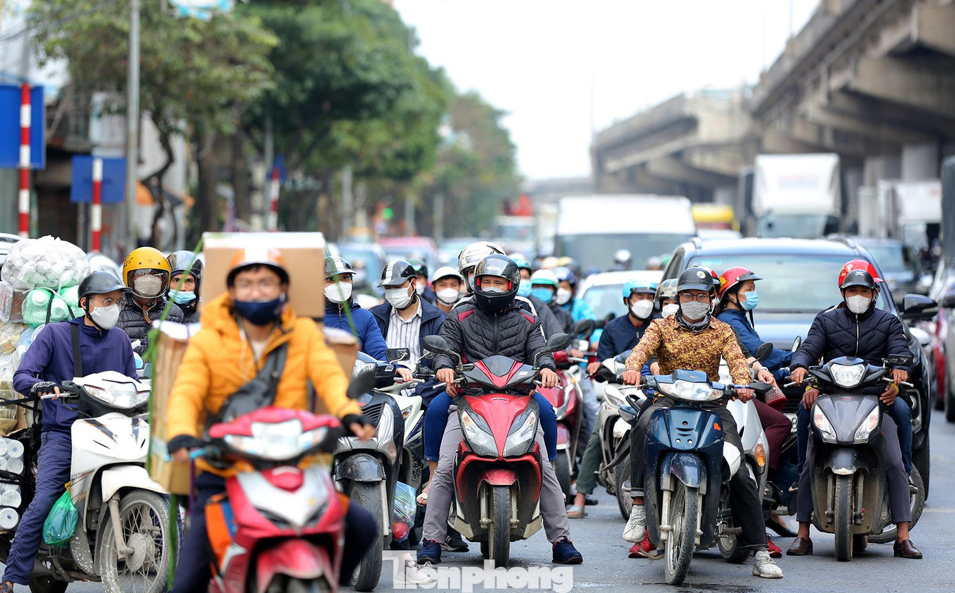 Chiều 28/1, ghi nhận tại ngã tư Giải Phóng - Pháp Vân - cửa ngõ phía Nam của TP Hà Nội, lượng phương tiện lưu thông tăng hơn nhiều so với những ngày trước.