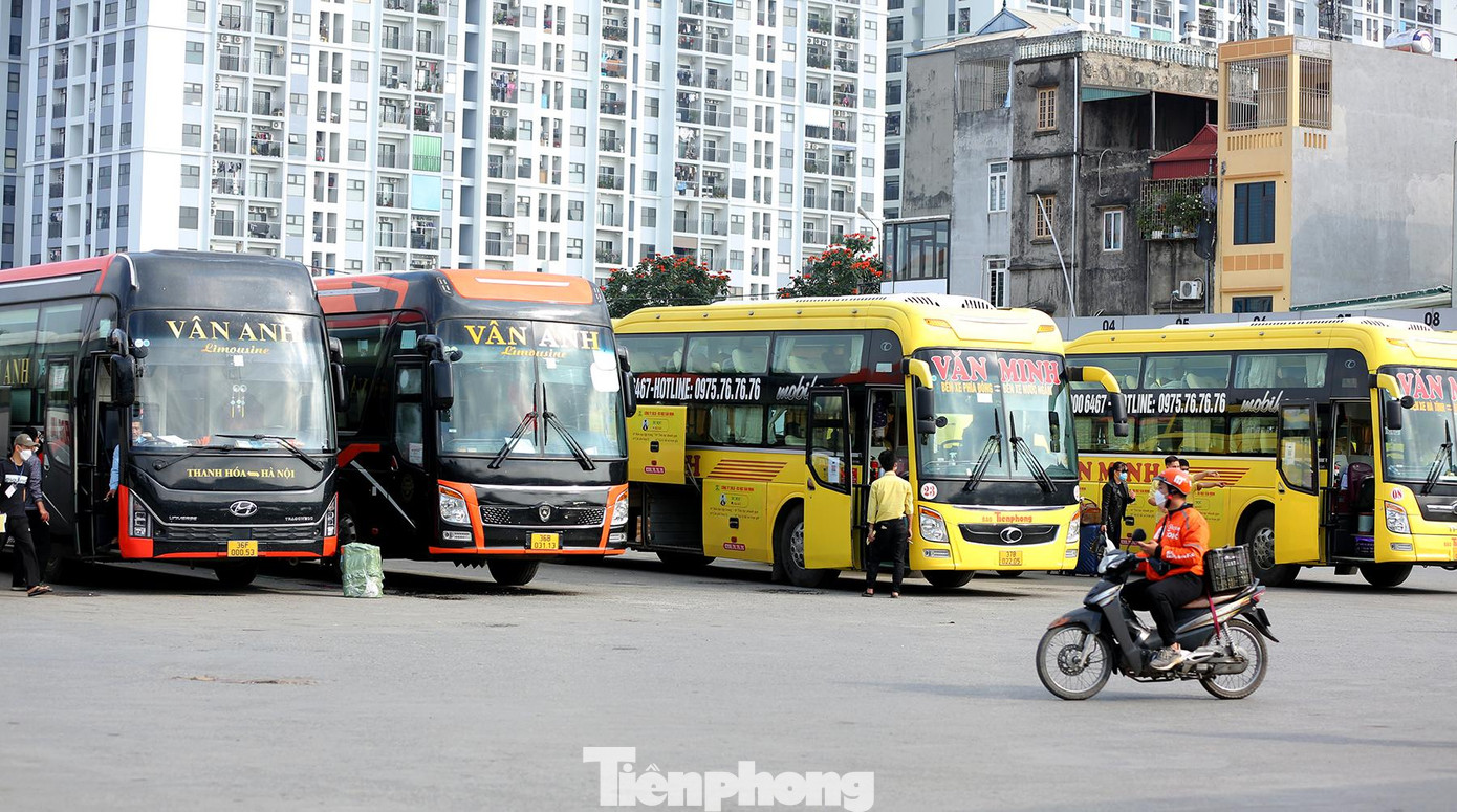 Tại bến xe Nước Ngầm, đại diện ban quản lý bến xe cho biết: &apos;Do ảnh hưởng dịch COVID-19 nên dự kiến lượng khách đi lại trong dịp Tết Nguyên đán năm nay sẽ vắng hơn so với mọi năm&quot;.