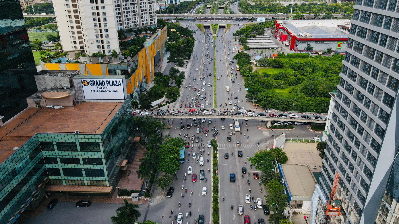 UBND TP Hà Nội thí điểm phân luồng lại một số nút giao hay ùn tắc từ ngày 18/6, sau gần một tháng tổ chức đếm phương tiện. UBND TP Hà Nội thí điểm phân luồng lại một số nút giao hay ùn tắc từ ngày 18/6, sau gần một tháng tổ chức đếm phương tiện.