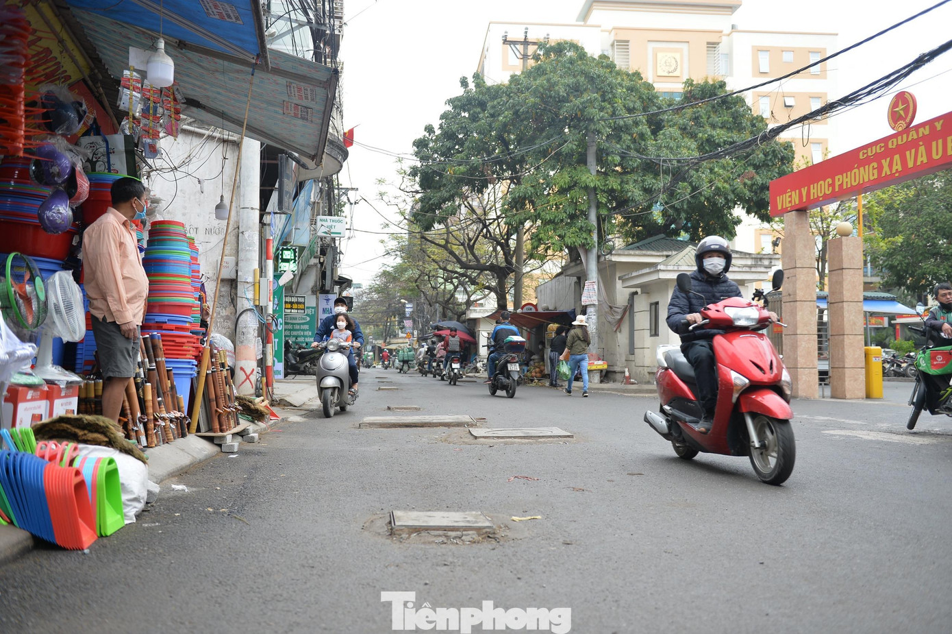 Rất nhiều người đã bị ngã xe khi tham gia giao thông va phải các hố ga này.