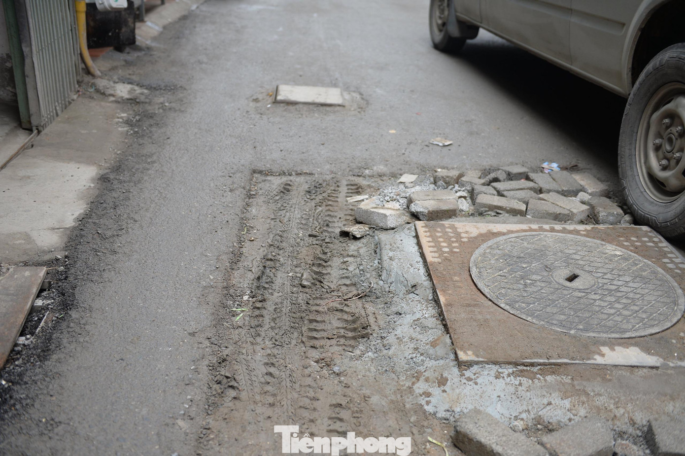 Người dân sống ở đây cho biết: "Các hố ga này xuất hiện từ khoảng 2 tháng nay. Đa phần, các miệng hố nằm cao hơn mặt đường nên đi lại rất nguy hiểm, nhất là khi trời tối hoặc những ngày có mưa đường ngập".