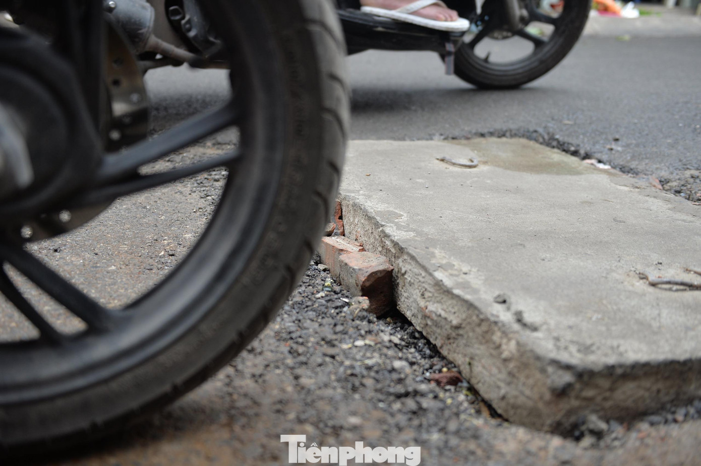 Theo ghi nhận của phóng viên báo Tiền Phong, đoạn đường này chưa đầy 1km nhưng có tới 160 hố ga và nắp cống nhô cao 'bẫy' người đi đường.