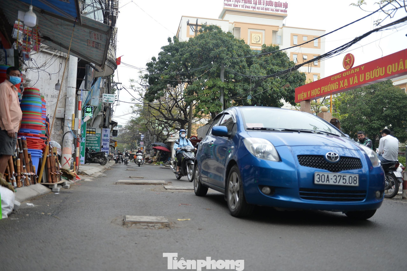 Mỗi khi có xe ô tô đi qua các hố ga, nắp cống đều gây ra nhiều tiếng ồn, ảnh hưởng đến sinh hoạt của người dân.