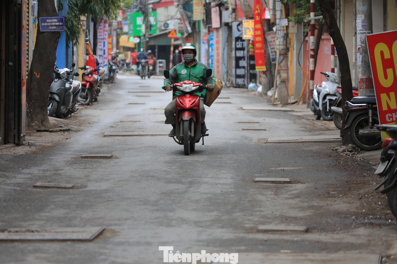 Cuối năm 2021, dự án cải tạo mặt đường tuyến phố Định Công Hạ và Định Công Thượng thuộc phường Định Công (quận Hoàng Mai) được thực hiện để phục vụ nhu cầu đi lại của người dân.