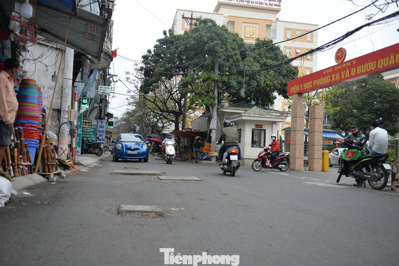 Theo quan sát của báo Tiền Phong, cứ khoảng vài mét lại có một hố ga nhô cao, thậm chí, nhiều đoạn đường hố ga xuất hiện chằng chịt chỉ cách nhau 1-2m.