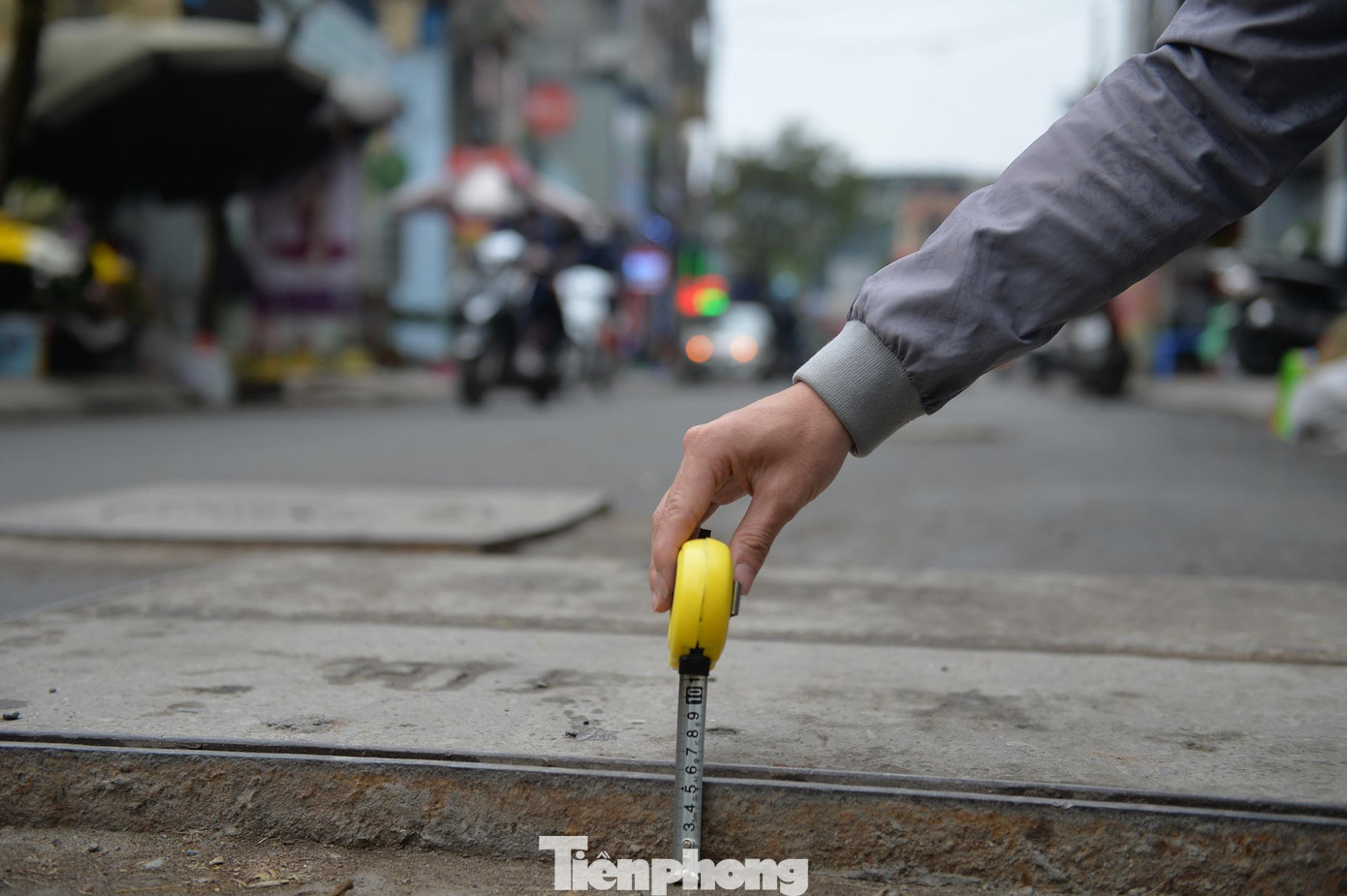 Nắp hố ga nhô cao so với mặt đường rất dễ gây nguy hiểm, tai nạn cho người tham gia giao thông.