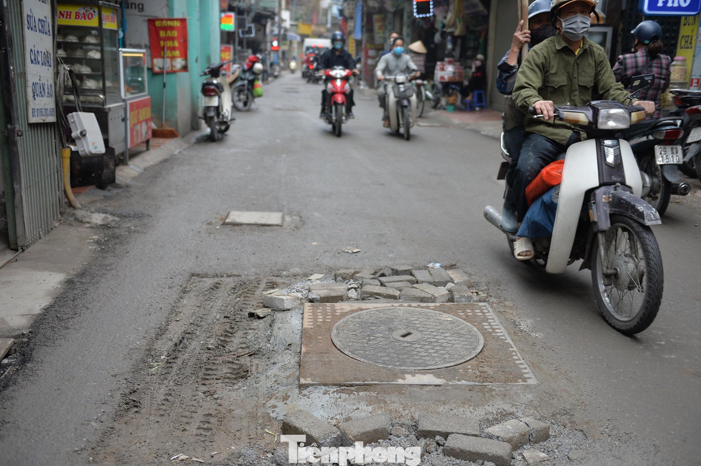 Tuy nhiên, sau một thời gian thực hiện, dự án bị ngừng thi công từ Tết Nguyên đán khiến tuyến đường trở nên nhếch nhác, gập ghềnh nhiều hố ga, nắp cống nhô cao trên đường gây cản trở người dân tham gia giao thông.