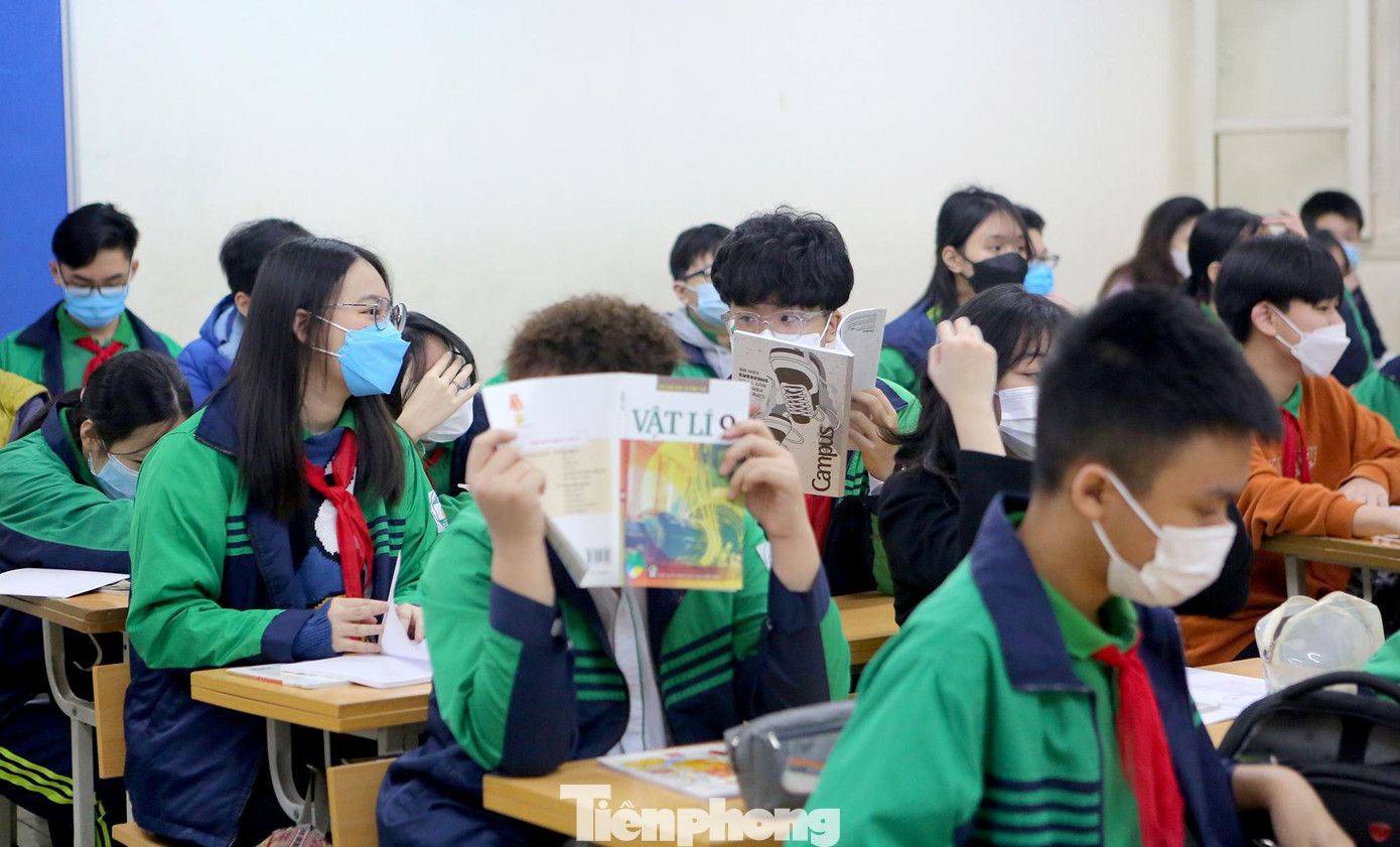 Cả thầy và trò đều phấn khởi, xúc động khi gặp lại nhau sau gần 10 tháng học online. Cả thầy và trò đều phấn khởi, xúc động khi gặp lại nhau sau gần 10 tháng học online.