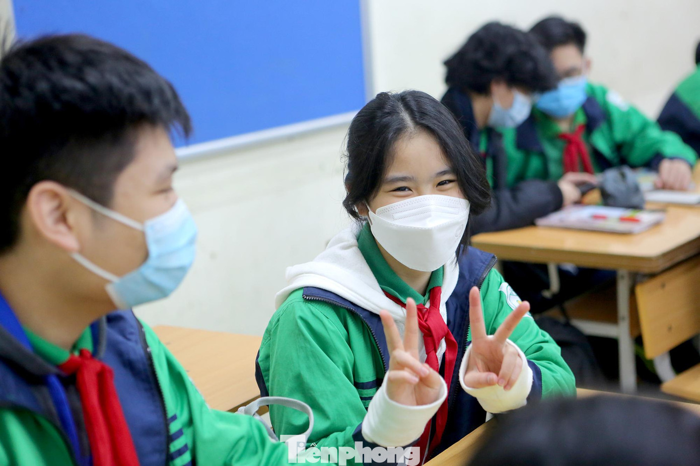 Niềm vui của các bạn học sinh lớp 9 trường THCS Nguyễn Tri Phương (quận Ba Đình). Niềm vui của các bạn học sinh lớp 9 trường THCS Nguyễn Tri Phương (quận Ba Đình).