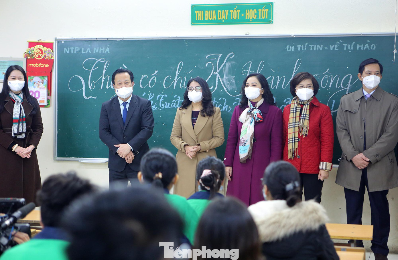 Lãnh đạo Sở Giáo dục và Đào tạo Hà Nội động viên các bạn học sinh trường THCS Nguyễn Tri Phương trong ngày học trực tiếp đầu tiên sáng nay. Lãnh đạo Sở Giáo dục và Đào tạo Hà Nội động viên các bạn học sinh trường THCS Nguyễn Tri Phương trong ngày học trực tiếp đầu tiên sáng nay.