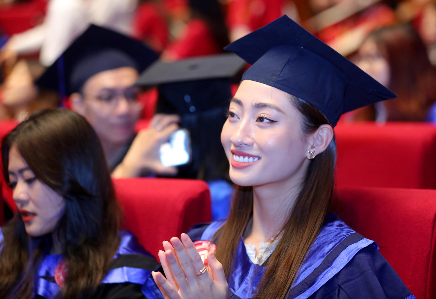 Với sự nỗ lực trong suốt 4 năm theo học tại trường Đại học Ngoại thương, Hoa hậu Lương Thuỳ Linh đã tốt nghiệp với tấm bằng xuất sắc.