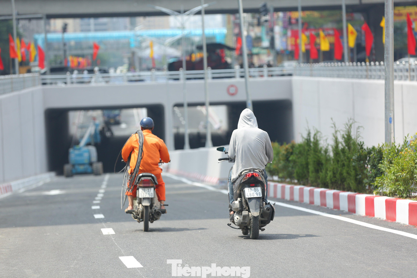 Hầm chui Lê Văn Lương - Tố Hữu là hầm chui thứ tư ở thủ đô. Đây là 1 trong 6 dự án giao thông trọng điểm của TP Hà Nội.