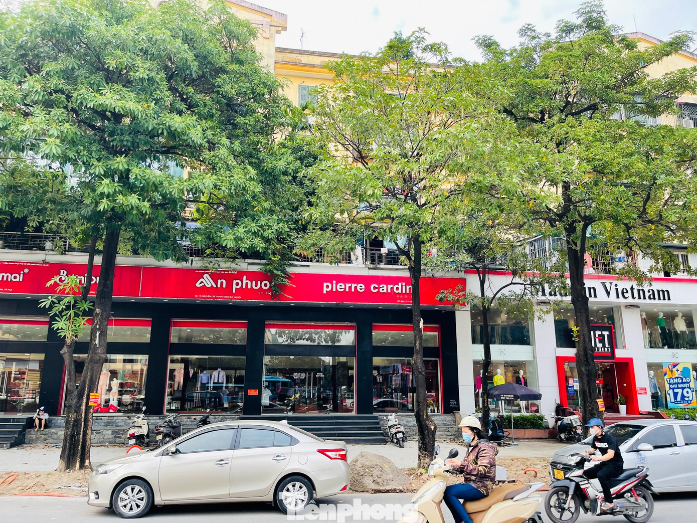 Mới đây, lực lượng chức năng của phường, quận đã xuống lấy ý kiến, nhiều người dân kiến nghị nên đánh chuyển, thay thế, kéo giãn mật độ cây hoa sữa trên phố Nguyễn Chí Thanh cho phù hợp.