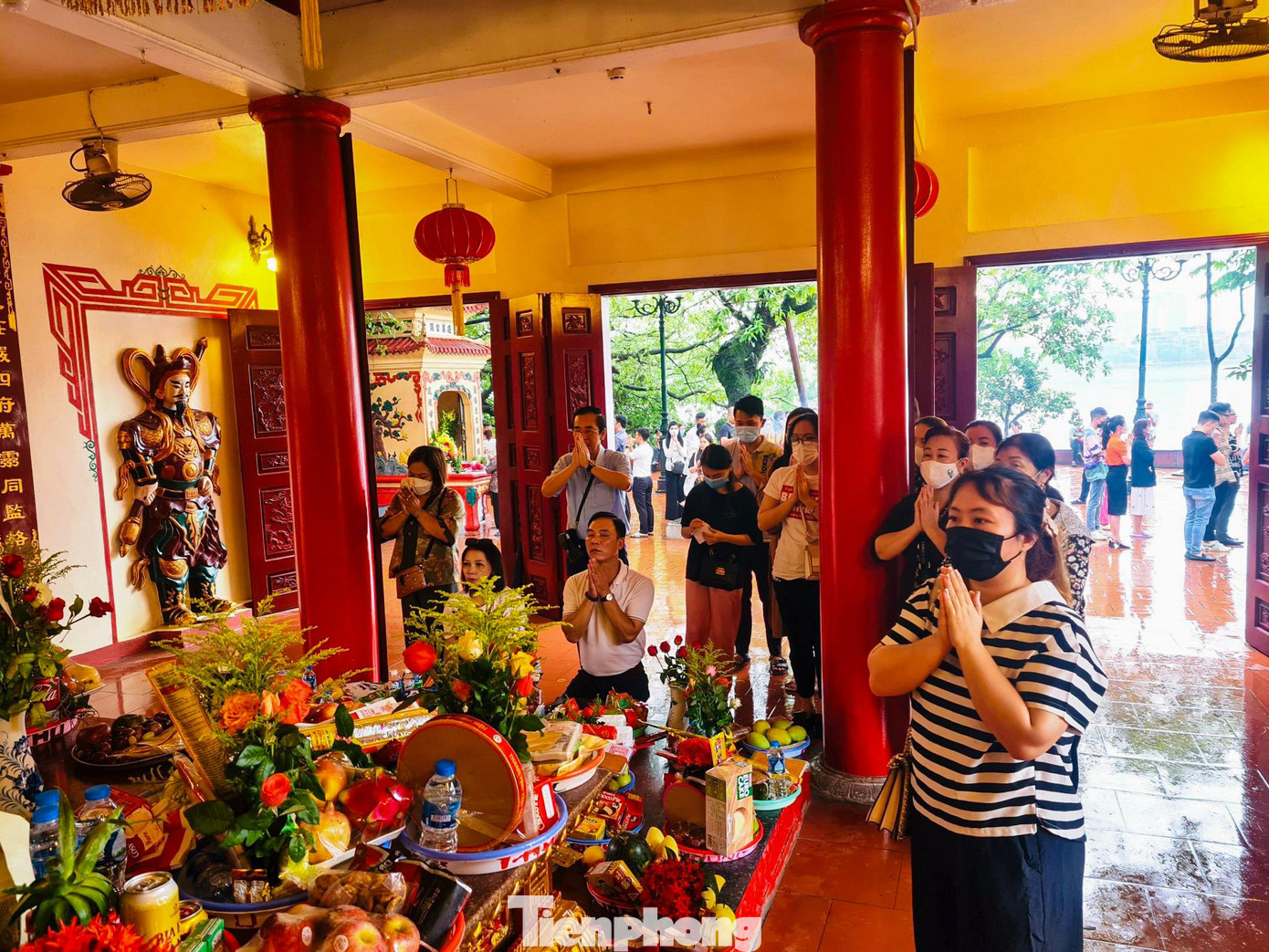 Chị Vân (Cầu Giấy, Hà Nội) cho biết: &quot;Lễ Vu Lan mang ý nghĩa lớn là báo ân cha mẹ, đồng thời còn dạy con người ta nhớ về cội nguồn, là biết ơn và báo ơn nên tôi cùng bạn bè tranh thủ ngớt mưa là đi lễ ngay&quot;.