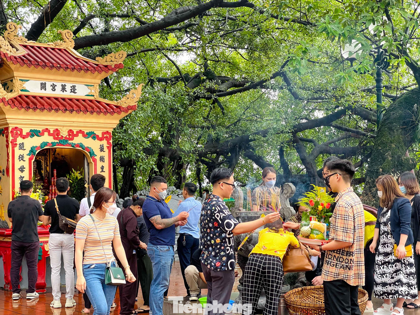 Mặc dù trời mưa lớn từ sáng sớm, nhưng buổi trưa ngớt mưa, nhiều người tranh thủ đi lễ.