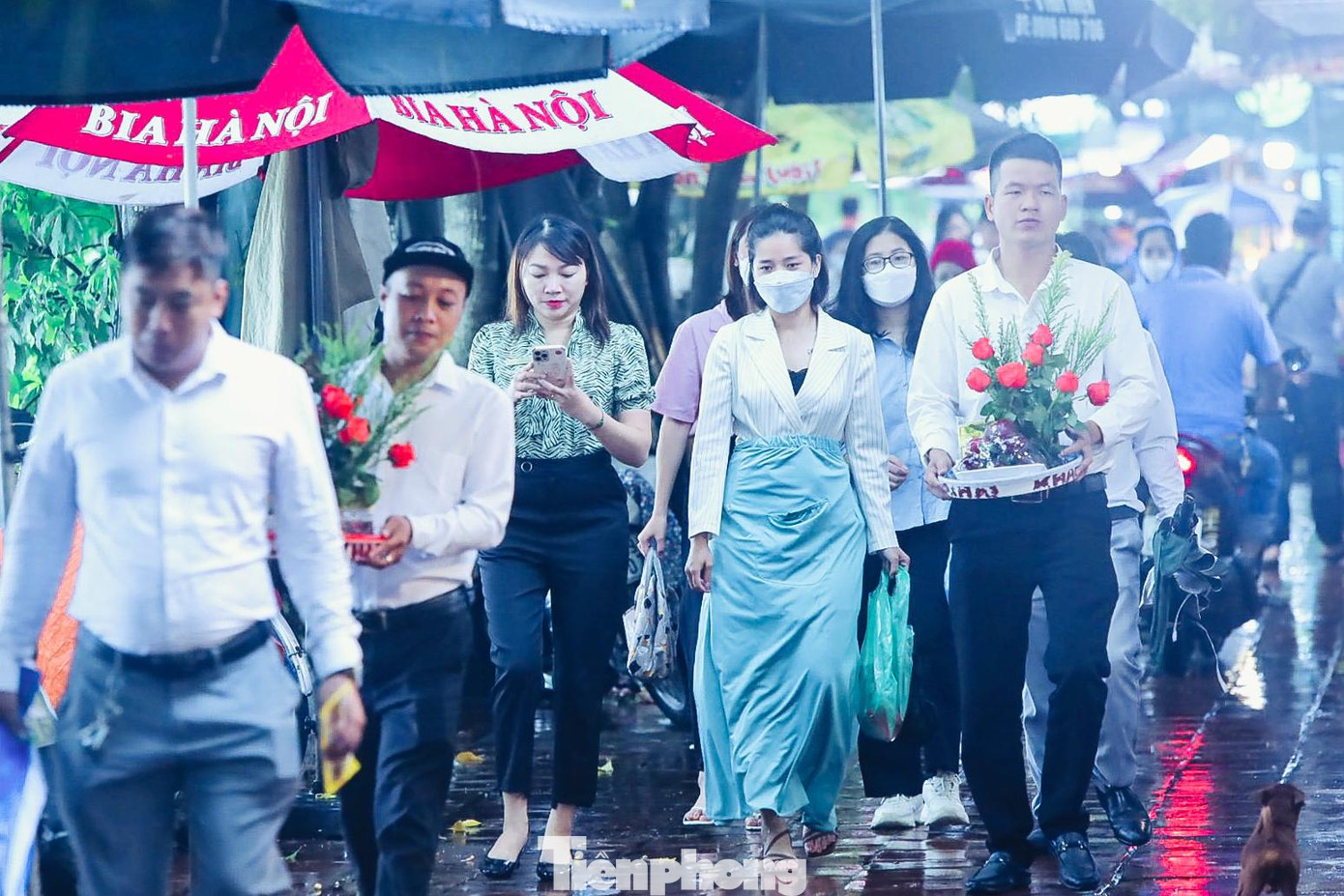 Ghi nhận của PV Tiền Phong trưa ngày 12/8, có khá đông người dân Hà Nội "đội mưa” đến Phủ Tây Hồ để lễ ngày Vu Lan (rằm tháng 7 Âm lịch).