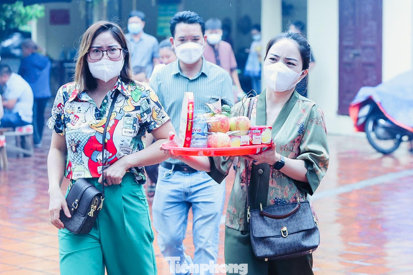 Người dân mang theo hoa quả và bánh trái tới Phủ Tây Hồ dịp lễ Vu lan.