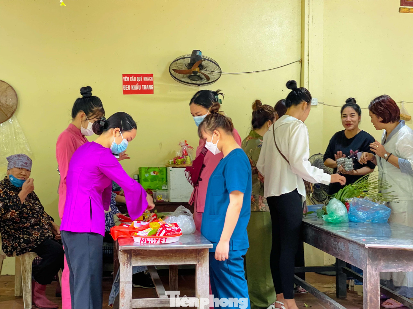 Người dân sắp lễ vào Phủ Tây Hồ.