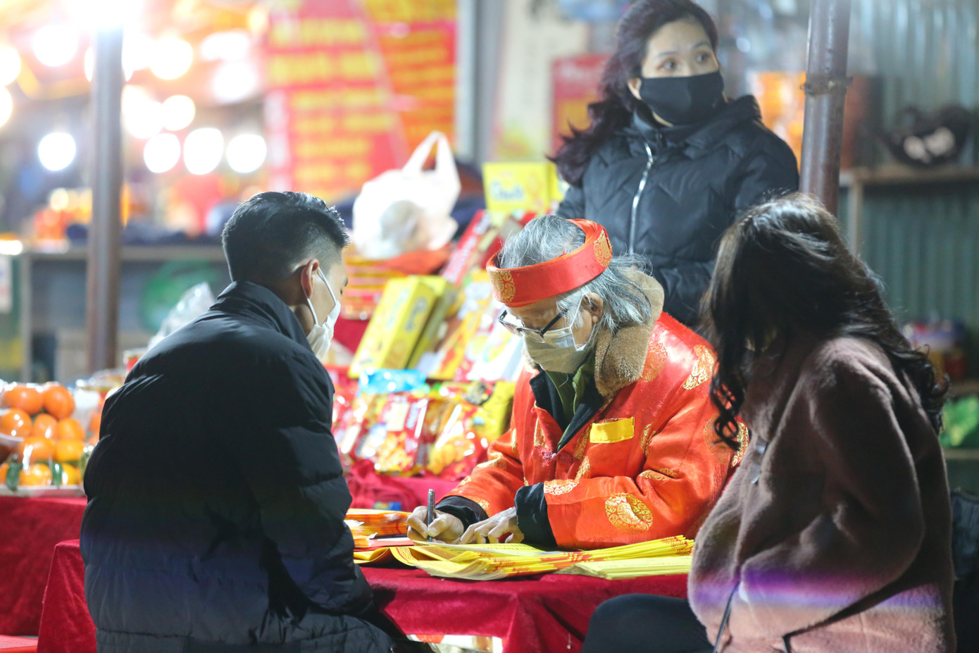 Lác đác có người viết sớ phía bên ngoài Phủ Tây Hồ.