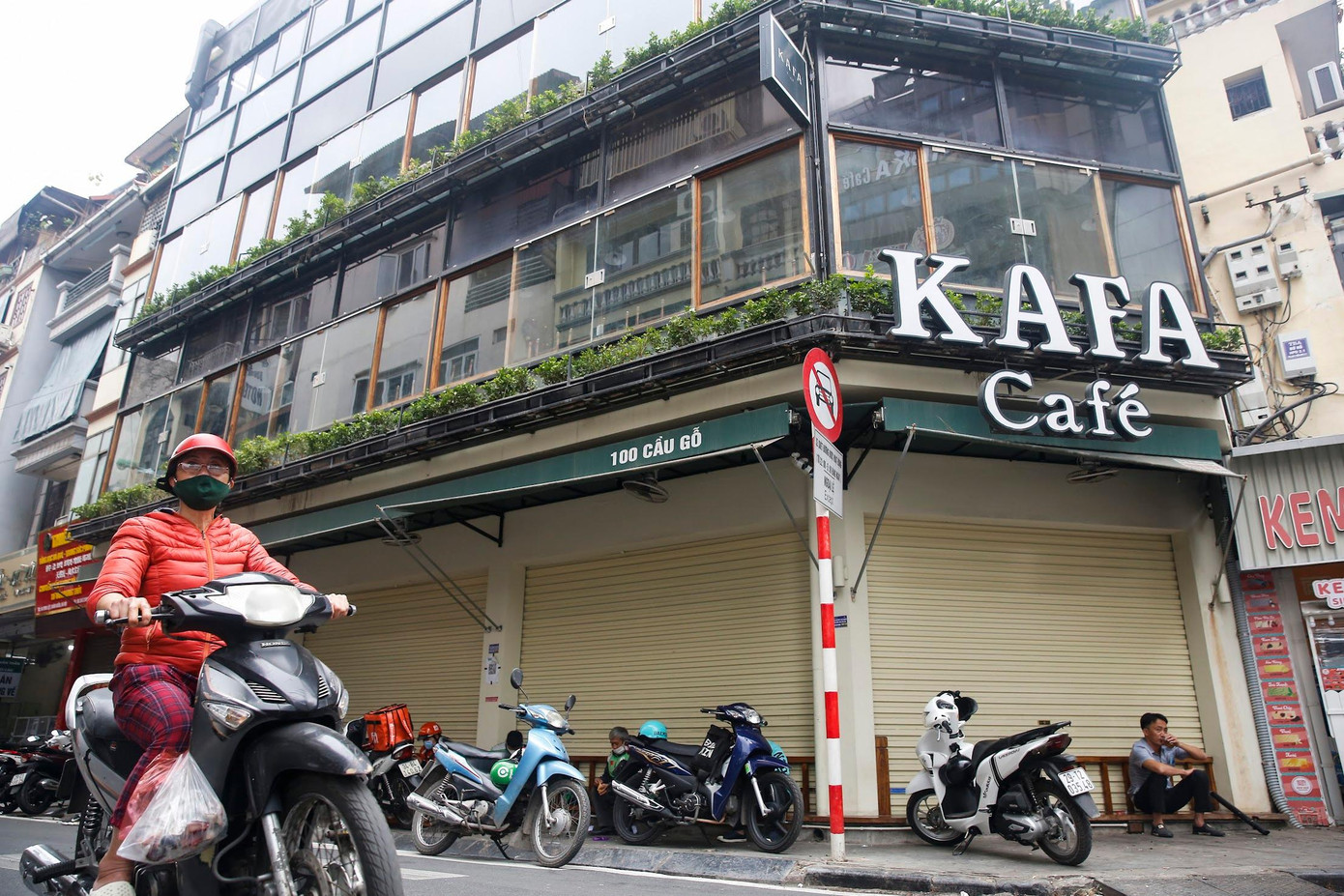 Khảo sát nhanh, mức giá thuê mặt bằng kinh doanh quán cà phê tại nhiều tuyến phố cổ Hà Nội thậm chí có thể lên đến hơn 100 triệu đồng/tháng. Kinh doanh sụt giảm do khách hàng không được ngồi tại chỗ, giá thuê mặt bằng cao, chi phí nhân công, điện nước...khiến nhiều quán bất đắc dĩ phải 'nghỉ Tết sớm'.